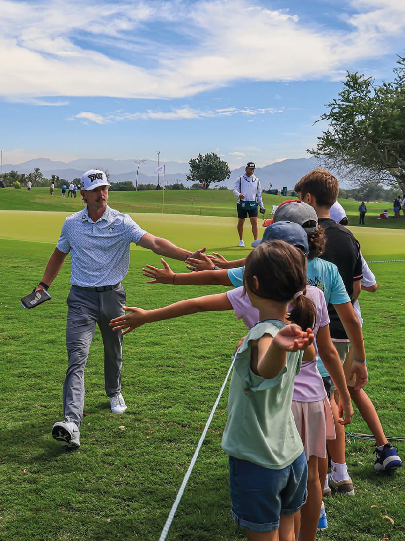 Aficionados caminando junto a jugadores del PGA TOUR durante la competencia